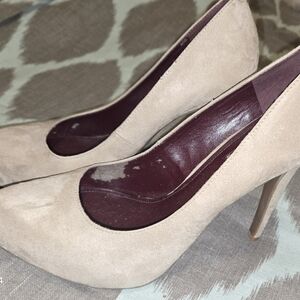 BCBG 8 1/2 Suede Bare Pink Color Great Condition